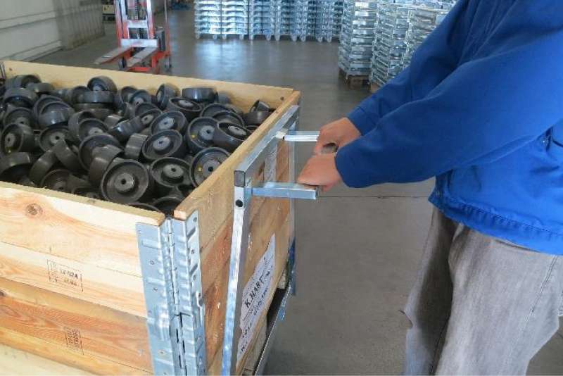 plošinový vozík pallet size dolly veze náklad ve skladu