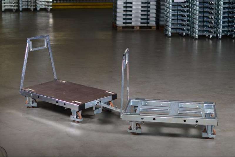 plošinové přepravní vozíky pallet size dolly spojené tažnou ojí ve skladu