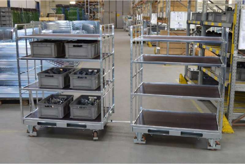 policové vozíky shelf wagon s klt boxy spojené tažnou ojí ve skladu