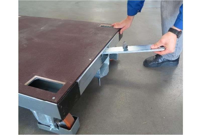 vysunutí tažné oje u plošinového vozíku na palety pallet size dolly