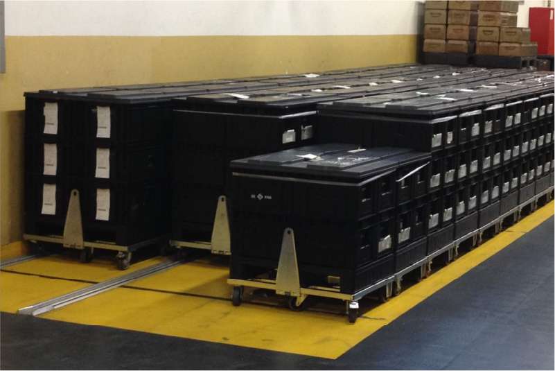 přepravní vozíky dolly typ VI s ojí ve skladu pro skladování a manipulaci klt přepravek