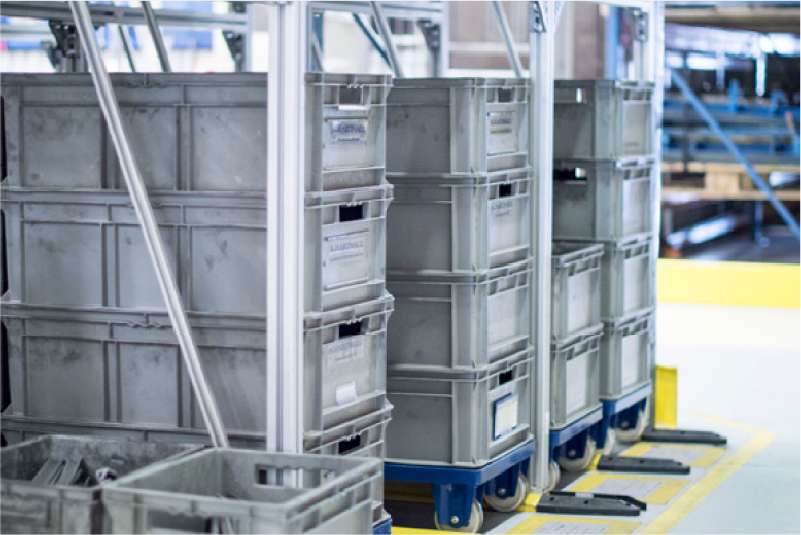 skladování přepravních vozíků dolly s klt boxy v regálech