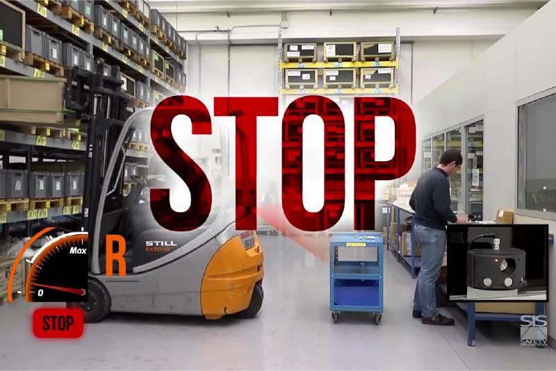 senzor detekuje objekty za vysokozdvižným vozíkem a při detekci překážky automaticky vozík zpomalí/zastaví a zabrání kolizi, zvyšuje bezpečnost provozu