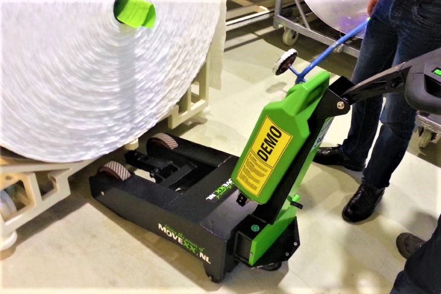 elektricky-tahac-movexx-tt1000-l-pro-dvoukole-voziky-textilni-prumysl_1 elektrický tahač movexx tt1000-l, manipulace dvoukolých vozíků v textilním průmyslu