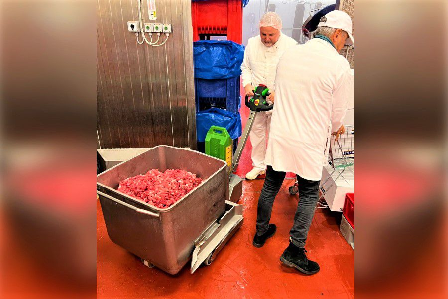 elektricky-tahac-movexx-tt1000-m-inox-eb-manipulace-eurobin-nerezovych-voziku-na-maso elektrický tahač movexx tt1000-m-inox-eb, manipulace nerezových nádob a vozíků na maso, potravinářský průmysl