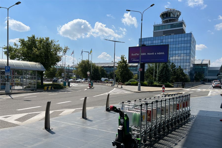 elektricky-tahac-movexx-tt1000-t-cp-manipulace-voziku-na-zavazadla-letiste-vaclava-havla-praha elektrický tahač movexx tt1000-t-cp, manipulace zavazadlových vozíků na letišti v praze, letiště v. havla