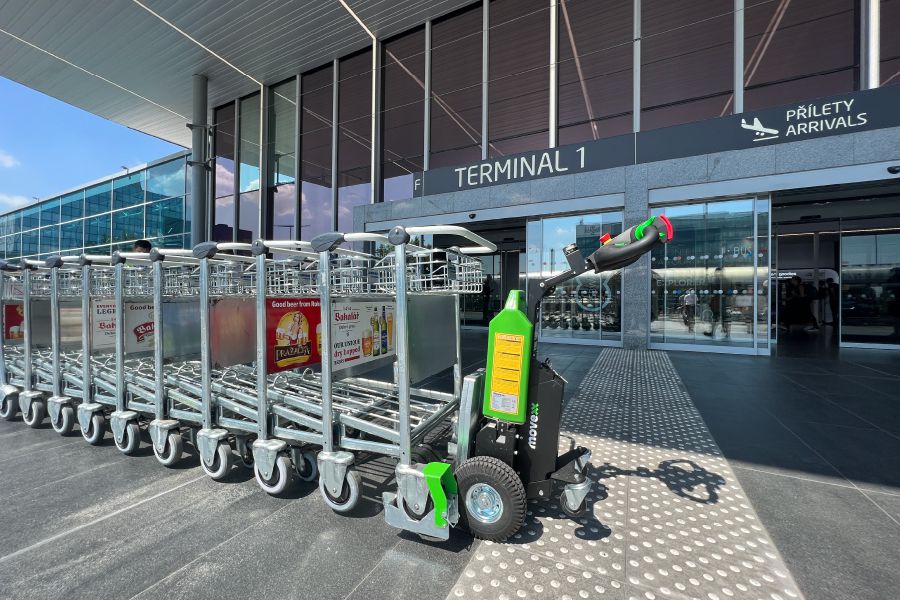 elektricky-tahac-movexx-tt1000-t-cp-manipulace-zavazadlovych-voziku-letiste-vaclava-havla-v-praze elektrický tahač movexx tt1000-t-cp, manipulace zavazadlových vozíků na letišti v. havla v praze