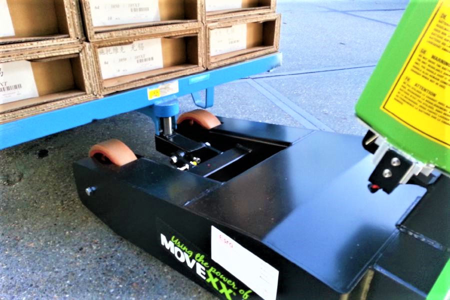 rucne-vedeny-elektricky-tahac-movexx-tt1000-l-elektricky-zdvih-voziku-na-dvou-koleckach_1 ručně vedený elektrický tahač movexx tt1000-l, elektrický zdvih háku pro manipulaci dvoukolých vozíků