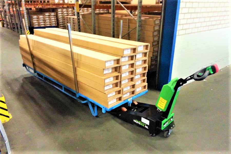 rucne-vedeny-elektricky-tahac-movexx-tt1000-l-manipulace-dvoukolych-voziku-uvnitr-skladu_1 ručně vedený elektrický tahač movexx tt1000-l, manipulace dvoukolých vozíků ve skladu