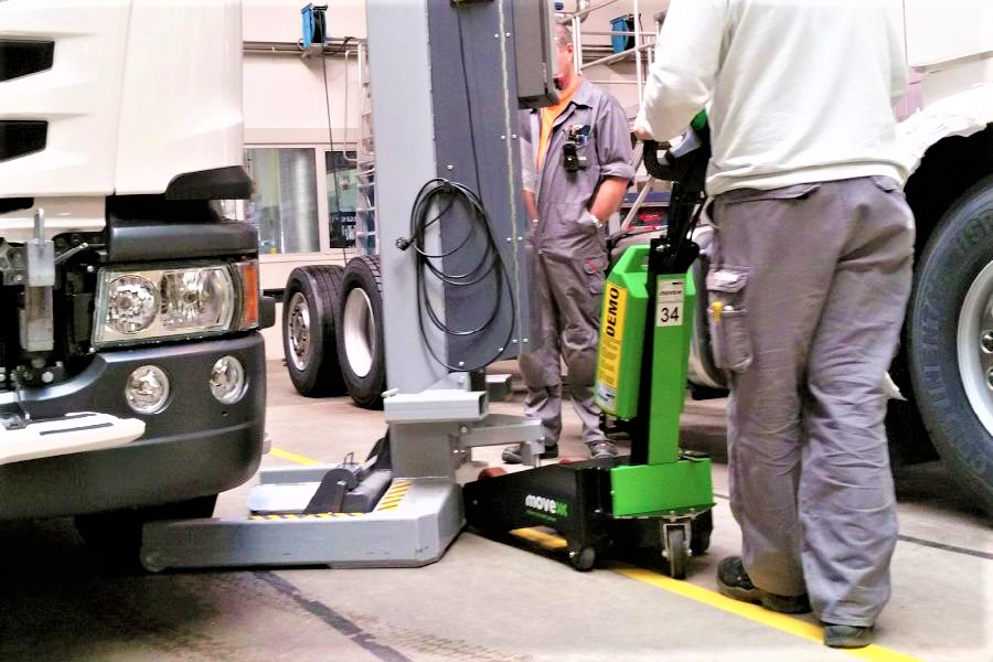 rucne-vedeny-elektricky-tahac-movexx-tt1000-l-manipulace-voziku-uvnitr_1 ručně vedený elektrický tahač movexx tt1000-l, manipulace vozíků uvnitř provozu