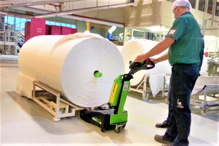 rucne-vedeny-elektricky-tahac-movexx-tt1000-l-pro-dvoukole-voziky-textilni-prumysl_1 ručně vedený elektrický tahač movexx tt1000-l, manipulace dvoukolých vozíků v textilním průmyslu