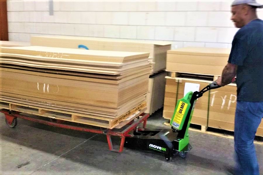 rucne-vedeny-elektricky-tahac-movexx-tt1000-l-pro-manipulaci-dvoukolych-voziku_1 ručně vedený elektrický tahač movexx tt1000-l s elektrickým zdvihem pro manipulaci dvoukolých vozíků