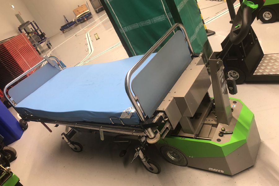 rucne-vedeny-elektricky-tahac-movexx-tt500-s-hh-pro-manipulaci-nemocnicnich-posteli ručně vedený elektrický tahač movexx tt500-s-hh pro nemocnice, pro manipulaci nemocničních lůžek