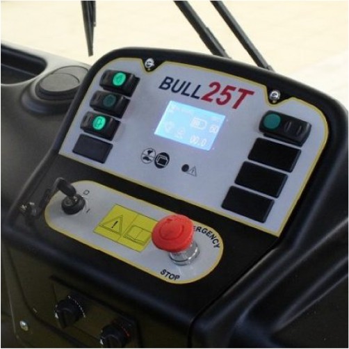 elektricky-tahac-dec-bull-25t-palubni-deska-interaktivni-displej interkativní displej uvnitř kabiny tahače bull 25T