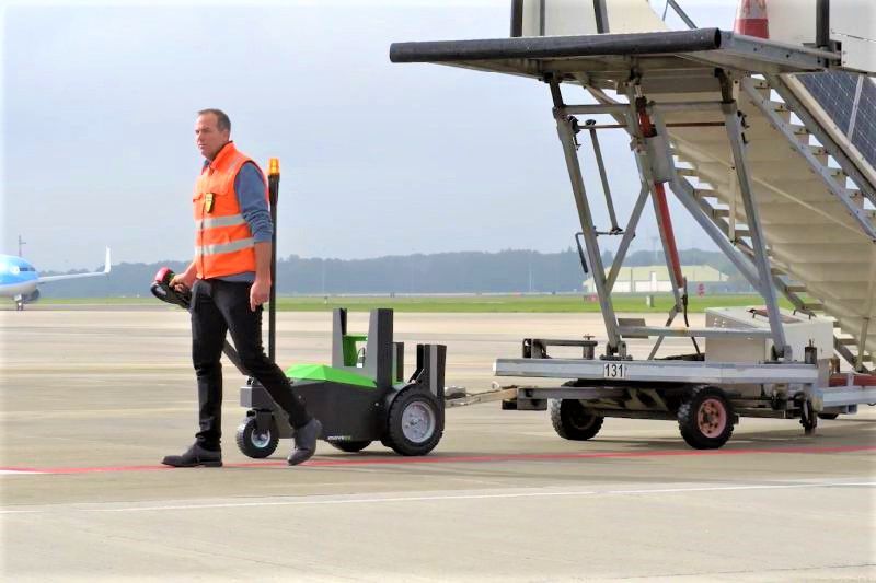 rucne-vedeny-elektricky-tahac-movexx-tt3500-s-at-manipulace-voziku-na-letisti manipulace vozíků na letišti, ručně vedený elektrický tahač movexx tt3500-s-at