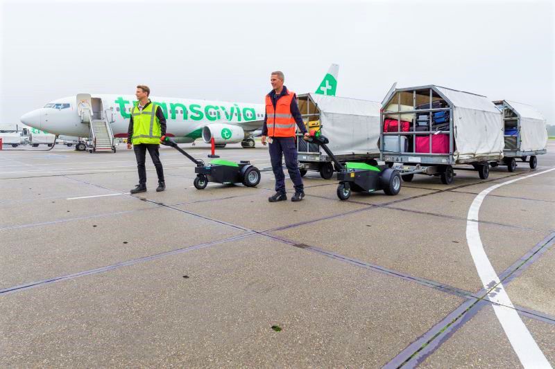 rucne-vedeny-elektricky-tahac-movexx-tt3500-s-at-manipulace-zavazadel-na-letisti manipulace zavazadlových vozíků na letišti, ručně vedený elektrický tahač movexx tt3500-s-at