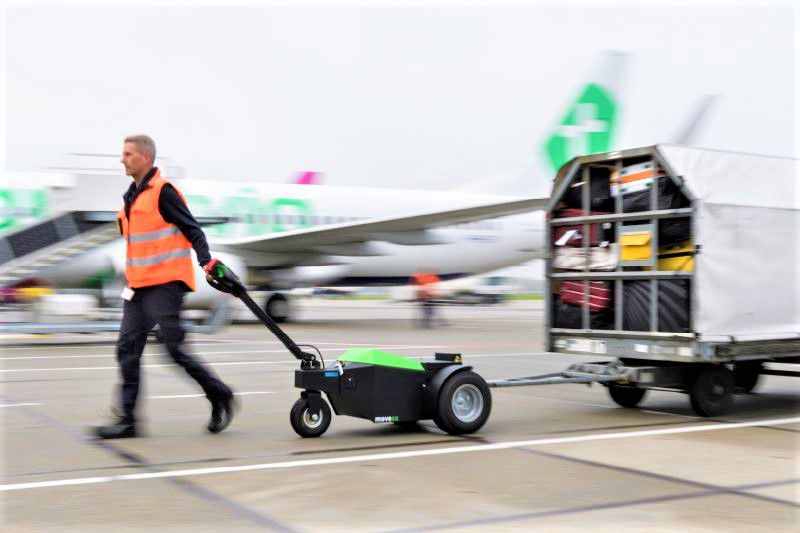 rucne-vedeny-elektricky-tahac-movexx-tt3500-s-at-manipulace-zavazadlovych-voziku-na-letisti ručně vedený elektrický tahač movexx tt3500-s-at manipulace zavazadlových vozíků na letišti